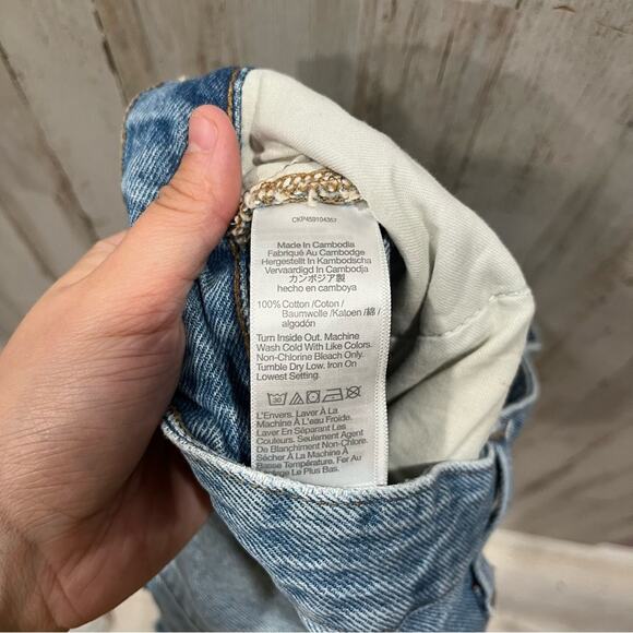 Madewell Relaxed Denim Shorts in Renfield Wash: Destructed Edition Distressed - Picture 6 of 9